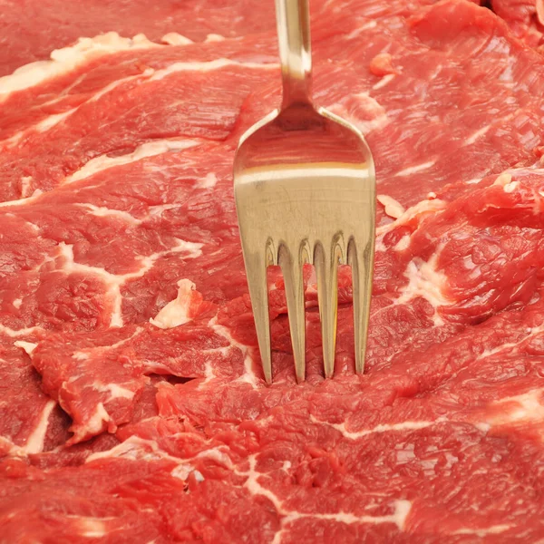 非常に新鮮な赤牛の肉の牛肉とフォークをきれいに まな板上の竹 — ストック写真