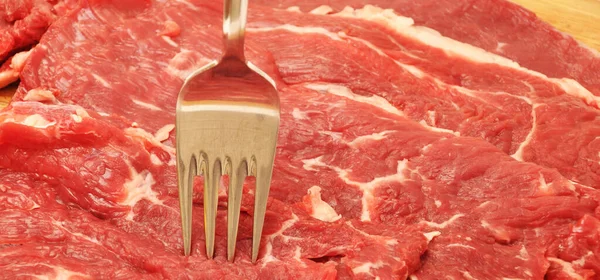 非常に新鮮な赤牛の肉の牛肉とフォークをきれいに まな板上の竹 — ストック写真