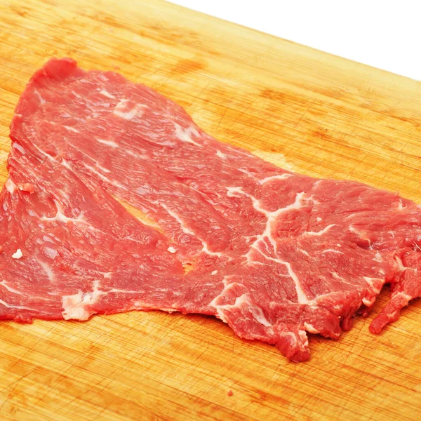 きれいに非常に新鮮な赤牛の肉の牛肉 竹のまな板に — ストック写真