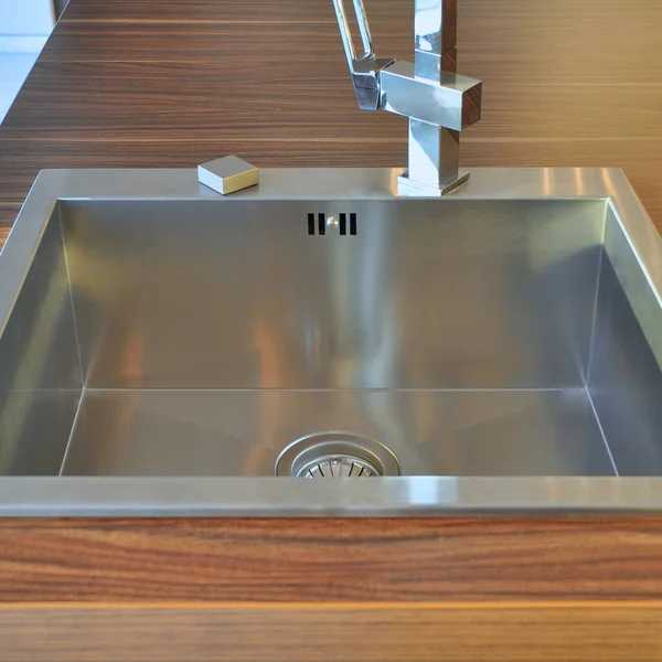 Interieur Der Luxuriösen Modernen Küche Und Spüle Wasserhahn Und Abfluss — Stockfoto