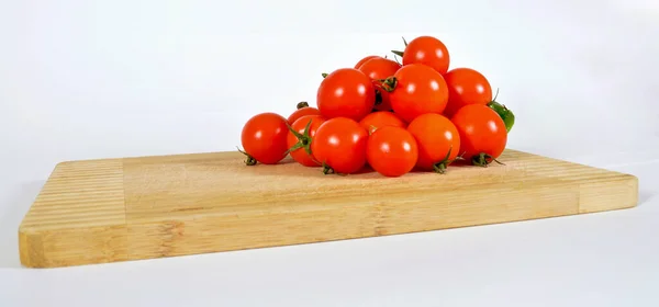 新鲜的 美味的 西红柿 所有的有机西红柿 新鲜的有机西红柿 分离在切菜板上 — 图库照片