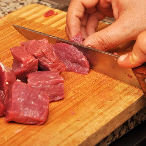 Чистый Свежее Красное Сырое Мясо Острый Нож Разделочной Доске — стоковое фото
