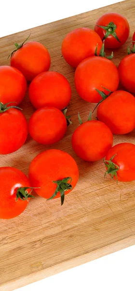 新鮮な おいしい トマト すべての有機トマト 新鮮な有機トマト まな板に隔離された — ストック写真