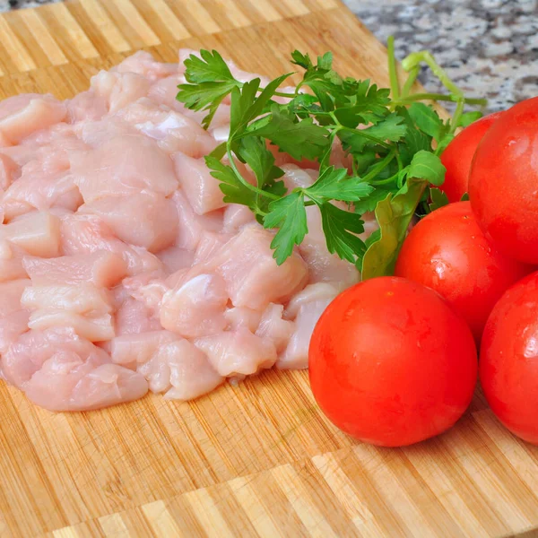 新鲜生鸡胸肉片 准备烹调 配以西红柿和欧芹 — 图库照片