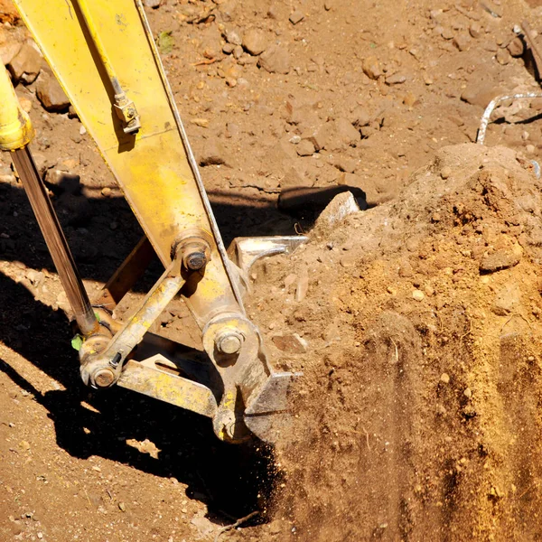 挖掘机继续在建筑工地 挖掘工地和挖掘机上工作 — 图库照片