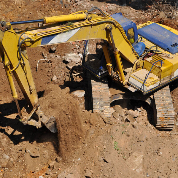 Экскаватор продолжает работу на строительной площадке, на раскопках и экскаваторе 