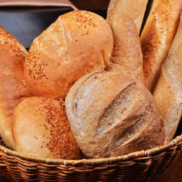 新鲜烘焙的营养丰富的金色面包自制 装在柳条篮里 — 图库照片
