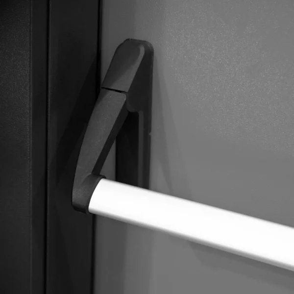 Acil Çıkış Kapısı Kapalı Kapı Mandalı Acil Çıkış Kapısının Siyah — Stok fotoğraf