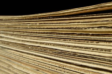 Kahverengi ve bej renkli kıvrımlı karton detaylar, arka plan için çok uygun.