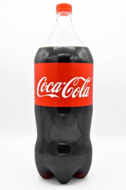 Dünyaca ünlü karbonatlı içecek Coca Cola, beyaz arka planda izole edilmiş sağlıklı plastik evcil hayvan şişelerinde satılıyor, Türkiye İstanbul, 09 Mart 2019