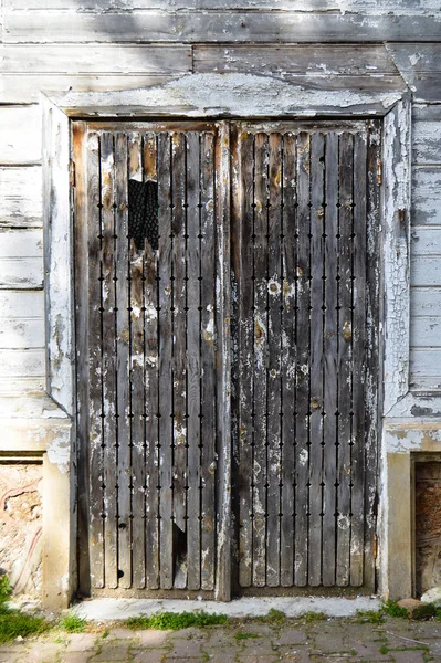 トルコの家の古い茶色の木製の入り口のドアイスタンブールBuyukada — ストック写真