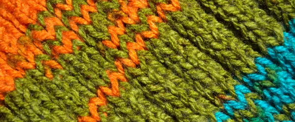 ウールで作られたパターン生地 手作りニット生地ターコイズオレンジと緑のウールの背景テクスチャ — ストック写真