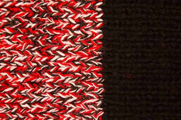 ウールで作られたパターン生地 手作りニット生地黒白と赤ウールの背景テクスチャ — ストック写真