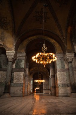 Ayasofya 'nın içi İstanbul' da bir müze, tarihi bazilika ve camidir. Bizans İmparatoru Justinianus tarafından İstanbul 'un tarihi yarımadasında 532-537 yılları arasında inşa edilmiştir. Fotoğraf çekimi tarihi 14 Haziran 2020