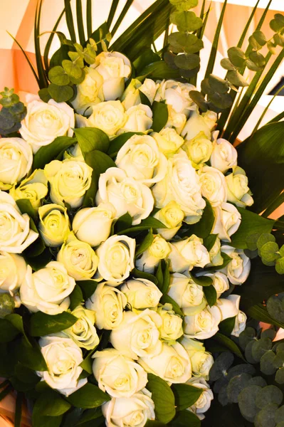 Ramo Rosas Blancas Con Hojas Verdes Cuidadosamente Preparadas Para Compromiso —  Fotos de Stock