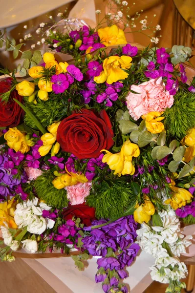 Ramo Flores Colorido Con Hojas Verdes Cuidadosamente Preparadas Para Compromiso —  Fotos de Stock