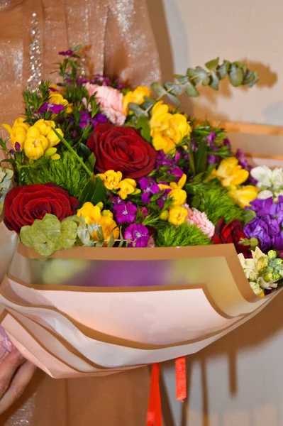 Ramo Flores Colorido Con Hojas Verdes Cuidadosamente Preparadas Para Compromiso —  Fotos de Stock