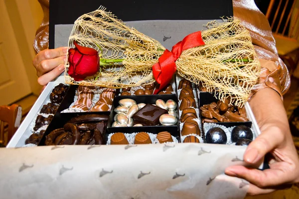 Турции Жених Приносит Специальную Шоколадную Упаковку Красную Розу Лентой Невесте — стоковое фото