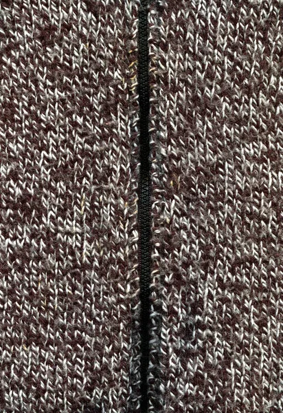 用羊毛制成的花纹织物 手工针织物灰羊毛背景质地和黑色拉链 — 图库照片