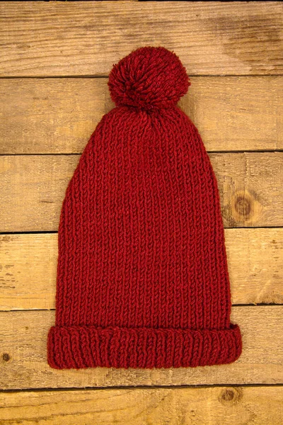 Cappello Invernale Rosso Lavorato Mano Lana Isolato Fondo Legno — Foto Stock