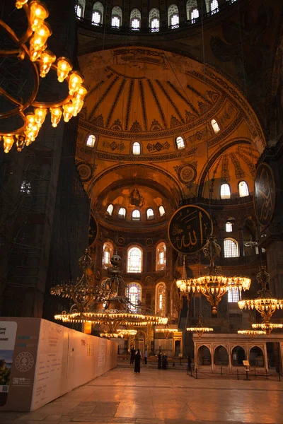 ハギア ソフィアはイスタンブールの博物館 歴史的大聖堂 モスクである ビザンツ帝国のユスティニアヌス帝によって イスタンブールで532年から537年にかけて建設された 撮影日2020年6月14日 — ストック写真