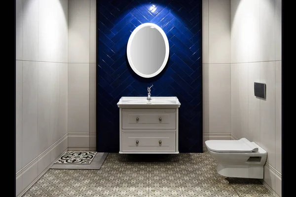 현대의 욕실흰 싱크대와 캐비닛 디자인 파란색 도자기 — 스톡 사진