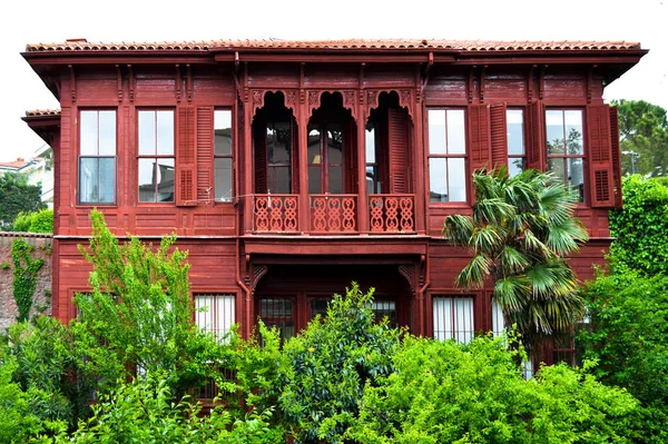 在2006年至2010年间 在土耳其出版的著名电视剧 Yaprak Dokumu Falling Leaves 的拍摄中使用了古老的历史红色豪宅 照片拍摄日期 2023年5月20日伊斯坦布尔 — 图库照片