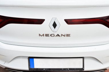 Renault Megane krom metal logosu, İstanbul 'da lüks otomobil, 24 Mayıs 2023 İstanbul Pendik Türkiye otomobil pazarı