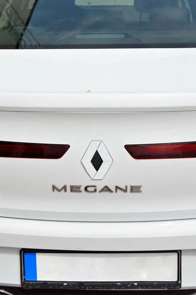 Renault Megane Χρώμιο Μεταλλικό Λογότυπο Πολυτελές Αυτοκίνητο Στην Πόλη Της — Φωτογραφία Αρχείου