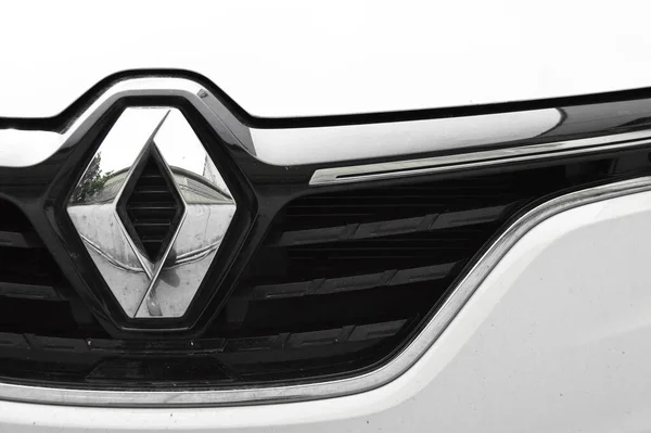 Renault Megane Logotipo Metal Cromado Coche Lujo Ciudad Estambul Mayo —  Fotos de Stock