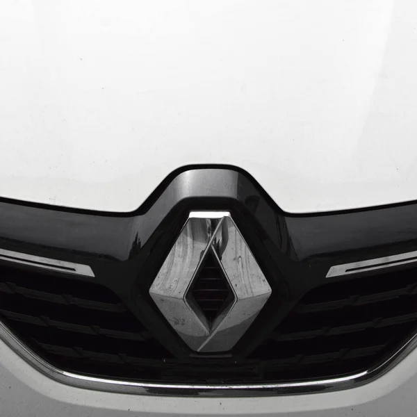Renault Megane Χρώμιο Μεταλλικό Λογότυπο Πολυτελές Αυτοκίνητο Στην Πόλη Της — Φωτογραφία Αρχείου