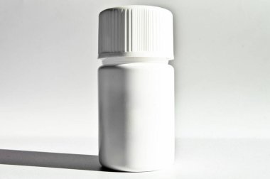 Beyaz plastik ilaç ya da hap kutusu, beyaz arka planda izole edilmiş, beyaz tıbbi konteynır