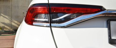 Araba farlarının ayrıntıları, beyaz modern araba kuyruğu kırmızı lamba