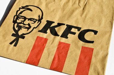 Türkiye 'deki KFC restoranlarında, Kentucky Fried Chicken geri dönüşümlü kağıt torba, Doğal Ürün, İstanbul 21 Kasım 2021