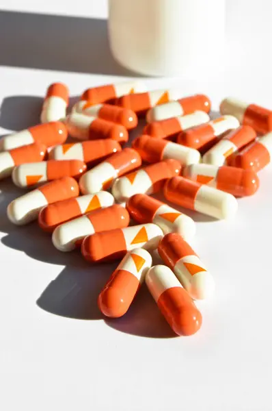 Pomarańczowe Białe Kapsułki Białe Pudełko Lekami Izolowane Białym Tle Kapsułki — Zdjęcie stockowe