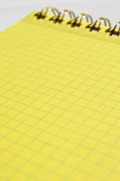 Проволочная Спираль Подкладки Чистая Желтая Клетчатая Подкладка Бумаги Изолированы Белом — стоковое фото