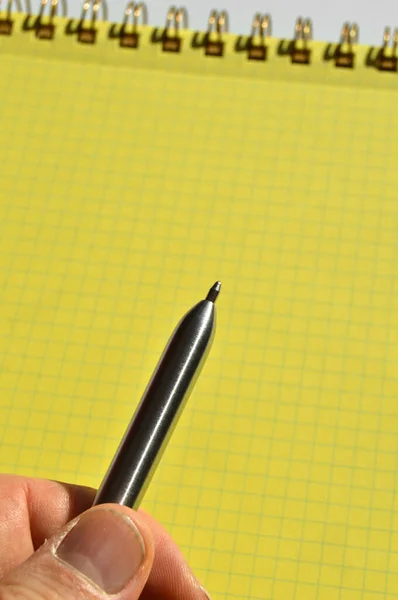 Σπείρα Σύρματος Καθαρό Κίτρινο Καρό Επιστρωμένο Χαρτί Και Ασημένια Πένα — Φωτογραφία Αρχείου