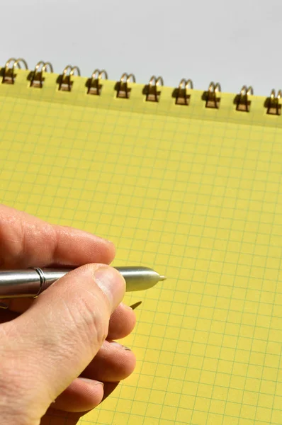 Σπείρα Σύρματος Καθαρό Κίτρινο Καρό Επιστρωμένο Χαρτί Και Ασημένια Πένα — Φωτογραφία Αρχείου
