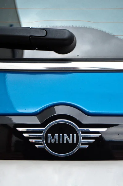 Mini Cooper Countryman Cromo Logo Metal Vista Trasera Mini Coche — Foto de Stock