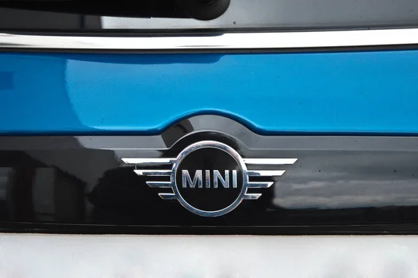Mini Měnič Countryman Chrom Kovové Logo Zpětný Pohled Luxusní Mini — Stock fotografie