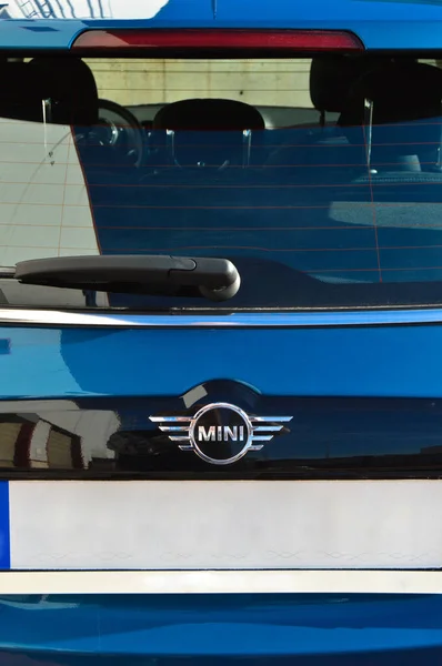 Mini Cooper Countryman Chroom Metalen Logo Achteraanzicht Luxe Mini Blauwe — Stockfoto