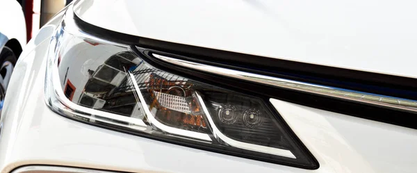 車のヘッドライトランプ 白の近代的な高級車のフロントランプの詳細 — ストック写真