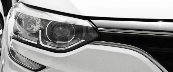 Detalhe Lâmpada Dos Faróis Carro Moderno Branco Uma Lâmpada Dianteira — Fotografia de Stock