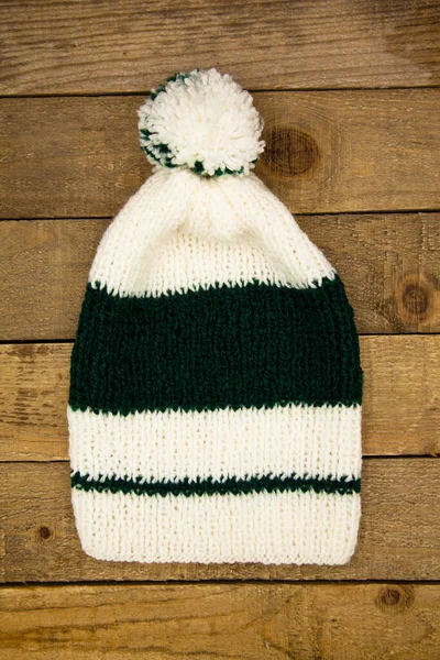 Ručně Vyrobená Vlna Pletená Zimní Zelená Bílá Čepice Izolované Dřevěném — Stock fotografie