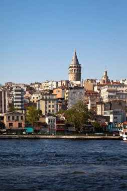 İstanbul Bosphorus 'un en çok ziyaret edilen yerlerinden Galata Köprüsü ve Galata Kulesi, 26 Haziran 2019 Eminonu İstanbul Türkiye