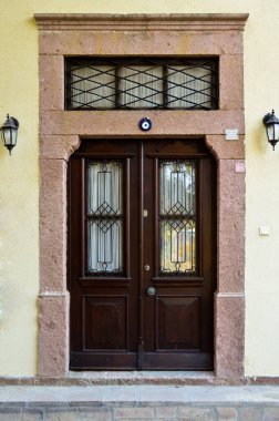 Ali Bey Adası, Cunda Adası, Ayvalik, Balikesir, Türkiye 11 Eylül 2020 'deki nostaljik evin dekoratif girişi ahşap mavi kapı