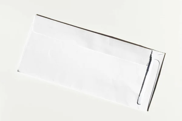Beyaz Kağıttan Posta Beyaz Arka Planda Dikdörtgen Bir Zarf Açıyor — Stok fotoğraf