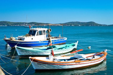 11 Eylül 2020 'de Balikesir Ayvalik, Türkiye' deki Cunda adasında tahta balıkçı tekneleri