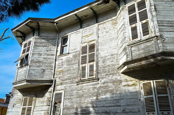 プリンス諸島 イスタンブールのブユカダトルコ ブユカダの古い木造の白い家 ロイヤリティフリーのストック写真