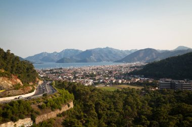 Türkiye 'nin Mugla ilçesinin Marmaris ilçesinin deniz ve doğasıyla yerli ve yabancı turistlerin ilgisini çeken şehir manzarası, 26 Haziran 2023